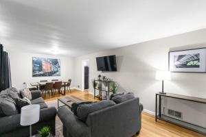 Sala de estar con 2 sofás y TV en Suburban Bliss Getaway Wi-Fi Parking Long Stay en Center Point