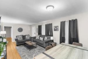 Χώρος καθιστικού στο Suburban Bliss Getaway Wi-Fi Parking Long Stay