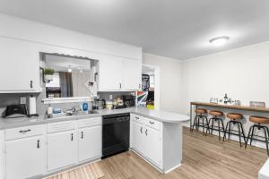 Η κουζίνα ή μικρή κουζίνα στο Suburban Bliss Getaway Wi-Fi Parking Long Stay +14 φωτογραφίες