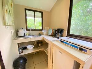 a small kitchen with a sink and a window at Finca Cristal con Piscina Room Blanca con AC in Punta Uva