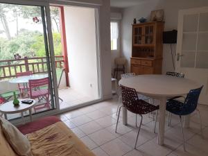 カップブルトンにあるAppartement Capbreton, 3 pièces, 4 personnes - FR-1-239-453のリビングルーム(テーブル、椅子付)、バルコニーが備わります。