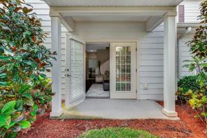 une porte d'entrée d'une maison avec une terrasse couverte dans l'établissement 4 Bedrooms 3 Bathrooms Lucaya Village 15-101, à Orlando