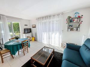 Ein Sitzbereich in der Unterkunft Appartement Donville-les-Bains, 2 pièces, 2 personnes - FR-1-361-442