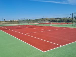 een tennisbaan met een net erop bij Maison Bretignolles-sur-Mer, 2 pièces, 4 personnes - FR-1-231-267 in Brétignolles-sur-Mer