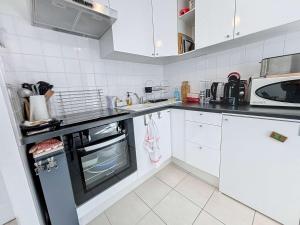 Küche/Küchenzeile in der Unterkunft Appartement Donville-les-Bains, 2 pièces, 2 personnes - FR-1-361-442