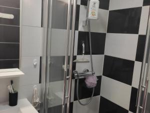 Kúpeľňa v ubytovaní Appartement familial à 2 pas de la plage, balcon, parking & commerces proches - FR-1-652-25