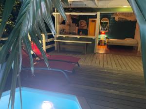 Bazén v ubytování Charmant bungalow avec petite piscine privée nebo v jeho okolí