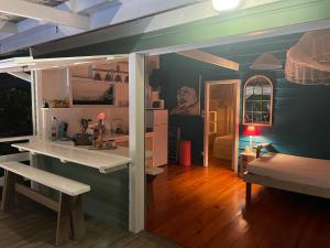 Kuchyň nebo kuchyňský kout v ubytování Charmant bungalow avec petite piscine privée