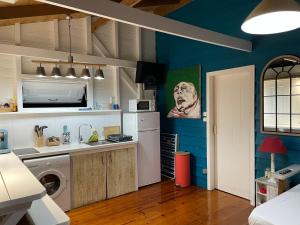 Kuchyň nebo kuchyňský kout v ubytování Charmant bungalow avec petite piscine privée