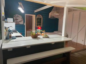 Kuchyň nebo kuchyňský kout v ubytování Charmant bungalow avec petite piscine privée