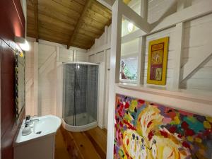 Koupelna v ubytování Charmant bungalow avec petite piscine privée + 13 fotografií