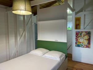 Postel nebo postele na pokoji v ubytování Charmant bungalow avec petite piscine privée