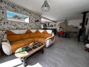 uma sala de estar com um sofá e uma mesa em Maison Saint-Brevin-les-Pins, 4 pièces, 5 personnes - FR-1-364-168 em Saint-Brévin-les-Pins