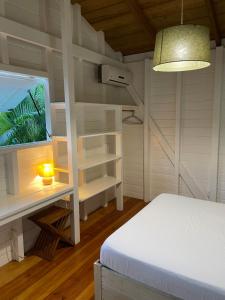 Postel nebo postele na pokoji v ubytování Charmant bungalow avec petite piscine privée