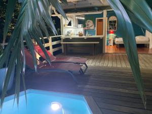 Bazén v ubytování Charmant bungalow avec petite piscine privée nebo v jeho okolí