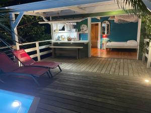 Balkón nebo terasa v ubytování Charmant bungalow avec petite piscine privée