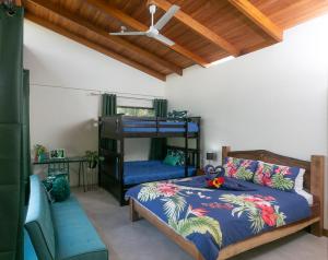ビハグアにあるMi Casa es Su Casa: Vacation Rentalのベッドルーム1室(二段ベッド2台、ソファ付)
