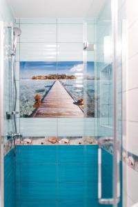 uma casa de banho com um chuveiro com uma fotografia de um cais em Gušt em Sibenik