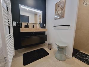 Bilik mandi di Studio cocooning près de Lille avec jardin, parking sécurisé et accès facile aux transports. - FR-1-510-215