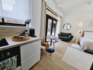 Katil atau katil-katil dalam bilik di Studio cocooning près de Lille avec jardin, parking sécurisé et accès facile aux transports. - FR-1-510-215 +16 gambar