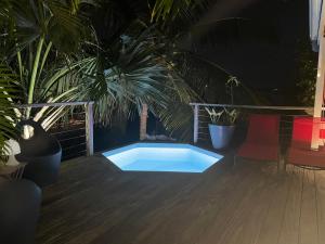 Bazén v ubytování Charmant bungalow avec petite piscine privée nebo v jeho okolí