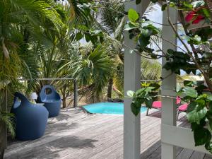 Zahrada ubytování Charmant bungalow avec petite piscine privée
