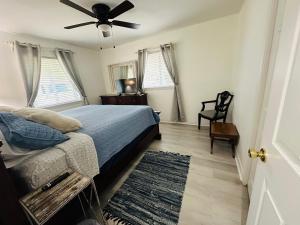 een slaapkamer met een bed en een plafondventilator bij Feels like HOME escape, 1/2 Mile to beach in Gulfport