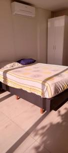 1 cama grande en una habitación con en ApartHotel JH 2, en Santa Cruz de la Sierra