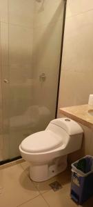 y baño con ducha y aseo blanco. en ApartHotel JH 2, en Santa Cruz de la Sierra