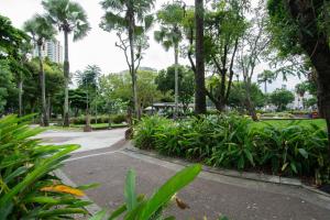 un parque con palmeras y una pasarela en Praça do Campo Grande, 3 quartos, Ar em 2 quartos, Garagem, Elevadores, en Salvador