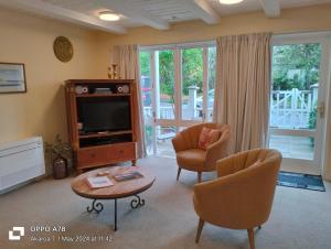 Gallery image of The Bruce Waterfront Apartments by AVI in Akaroa +18 photos