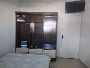 a small room with a kitchen with a refrigerator at Casa perto do Centro de Convenções in Recife