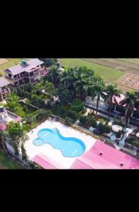 Bazén v ubytování Royal Tiger Luxury Resort nebo v jeho okolí