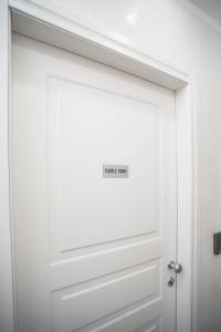 Una puerta blanca con un cartel. en Residenza Ponte Catena, en Verona