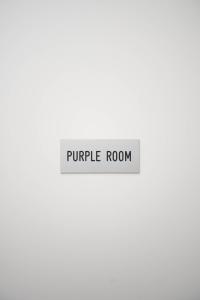 un cartel con las palabras habitación púrpura en Residenza Ponte Catena, en Verona