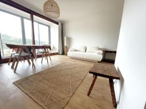 バニュルス・シュル・メールにあるAppartement Banyuls-sur-Mer, 1 pièce, 2 personnes - FR-1-309-75のリビングルーム(テーブル、ソファ付)