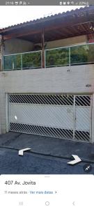 um edifício com um portão com duas flechas em Casa kitnet em Guarulhos
