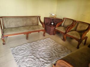 a living room with two chairs and a rug at Rancho Mi Cielo 