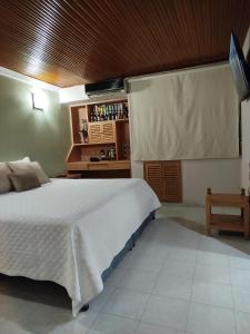 1 dormitorio con cama grande y pantalla en Valle Suites Boutique en Valledupar