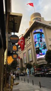 Mas Suites Nisantasi في إسطنبول: مبنى عليه لافتات على جانب شارع