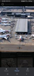 een groep vliegtuigen geparkeerd op een luchthaven bij Casa kitnet in Guarulhos