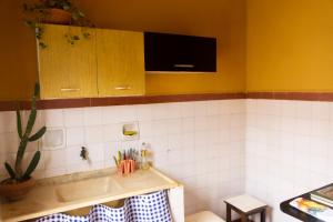 Η κουζίνα ή μικρή κουζίνα στο Casinha 4 quadras da praia com churrasqueira e garagem +11 φωτογραφίες