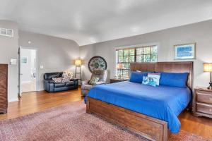 ein Schlafzimmer mit einem Bett, einer Couch und einem Sessel in der Unterkunft Lake Silver V - Lake House with Dock - Legoland Getaway! in Winter Haven