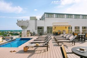 - une terrasse avec des chaises et une piscine dans un bâtiment dans l'établissement Roami at Duncan Plaza, à La Nouvelle-Orléans