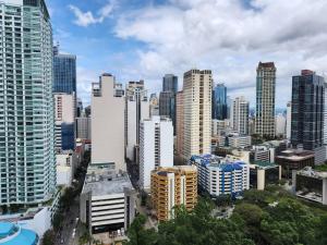 uitzicht op een stad met hoge gebouwen bij Cosy KL Tower with Parkview Balcony, Pool, Gym, Sauna Near Greenbelt 100MBPS in Manilla