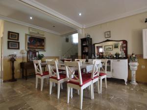a dining room with a white table and chairs at Villa Murcia, 5 dormitorios, 10 personas - ES-220-34 in Alcantarilla