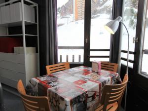 a table with a table cloth on it with a lamp at Studio Avoriaz, 1 pièce, 3 personnes - FR-1-314-280 in Morzine