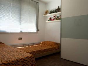 1 dormitorio con 2 camas y ventana en Villa Santa Cristina d'Aro, 4 dormitorios, 8 personas - ES-329-1, en Santa Cristina d'Aro