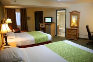 Postel nebo postele na pokoji v ubytování Americas Best Value Inn & Suites Anchorage Airport