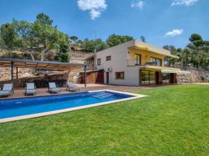 eine Villa mit einem Pool und einem Haus in der Unterkunft Villa Vall-llòbrega, 5 dormitorios, 10 personas - ES-329-7 in Vall-llobrega
